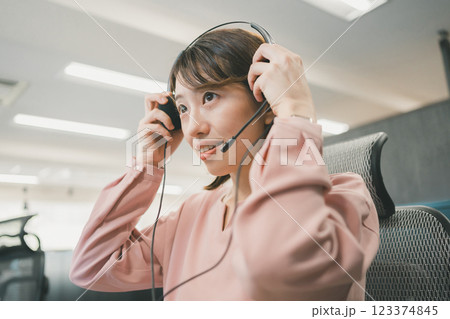 EC通販のコールセンター 123374845