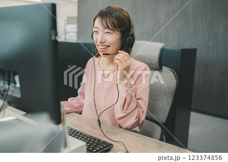 EC通販のコールセンター 123374856