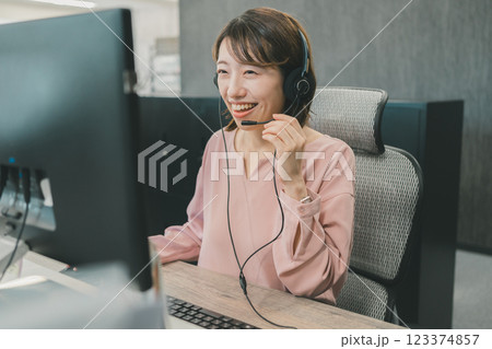 EC通販のコールセンター EC通販のコールセンター 123374857