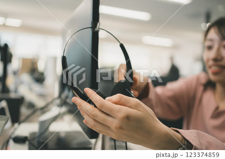 EC通販のコールセンター 123374859