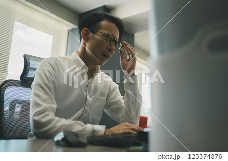 オフィスワークの眼精疲労 オフィスワークの眼精疲労 123374876