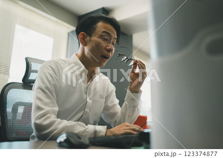 オフィスワークの眼精疲労 123374877