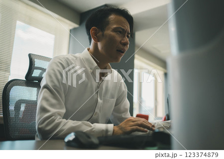 オフィスワークの眼精疲労 オフィスワークの眼精疲労 123374879