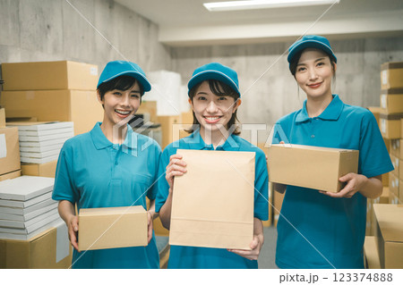 物流業界で働く女性 物流業界で働く女性 123374888