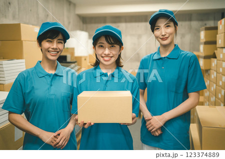 物流業界で働く女性 123374889