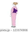 着物を着た女性の後ろ姿 123374908