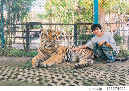 タイの観光スポット タイガーキングダムを観光する男性 タイの観光スポット タイガーキングダムを観光する男性 123374922