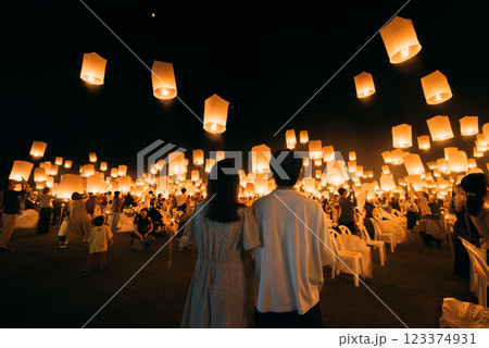 タイ　チェンマイで行われるコムローイ祭り 123374931