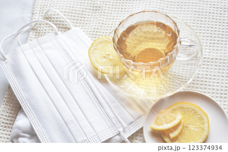 花粉症の季節に飲みたいエルダーフラワーのハーブティー 123374934