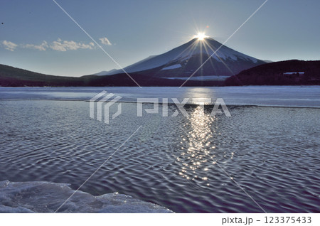 湖面凍結の山中湖よりダイヤモンド富士 123375433