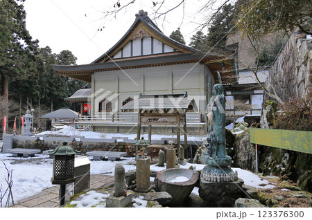 四国霊場第66番札所「雲辺寺」本堂（冬） 123376300