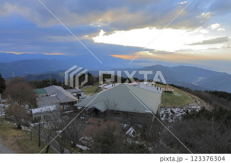 冬、四国霊場第66番札所雲辺寺に隣接する雲辺寺山頂公園(遠くに四国中央市から伊予の山々が見える) 冬、四国霊場第66番札所雲辺寺に隣接する雲辺寺山頂公園(遠くに四国中央市から伊予の山々が見える) 123376304