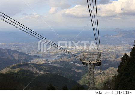 雲辺寺ロープウェイの支柱、讃岐（三豊）平野、燧灘 123376338