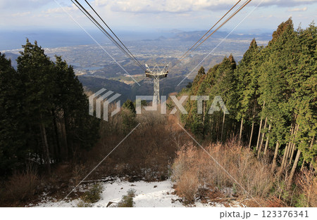 冬季の雲辺寺ロープウェイ、讃岐（三豊）平野、燧灘 123376341