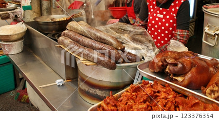 韓国 ソウル 広蔵市場の肉屋に並ぶソーセージ 韓国 ソウル 広蔵市場の肉屋に並ぶソーセージ 123376354