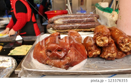 韓国 ソウル 広蔵市場の肉屋に並ぶ豚の頭と豚足 韓国 ソウル 広蔵市場の肉屋に並ぶ豚の頭と豚足 123376355