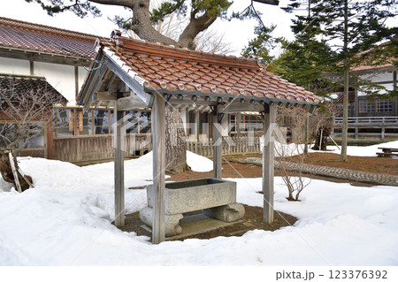 冬の北海道江差町で浄土真宗本願寺派江差別院境内の風景を撮影 123376392