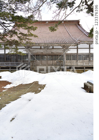 冬の北海道江差町で浄土真宗本願寺派江差別院境内の風景を撮影 冬の北海道江差町で浄土真宗本願寺派江差別院境内の風景を撮影 123376396