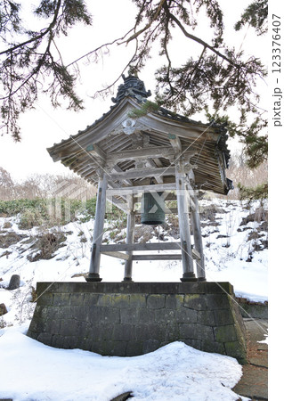冬の北海道江差町で浄土真宗本願寺派江差別院境内の風景を撮影 123376407
