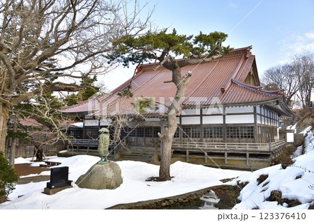 冬の北海道江差町で浄土真宗本願寺派江差別院境内の風景を撮影 123376410