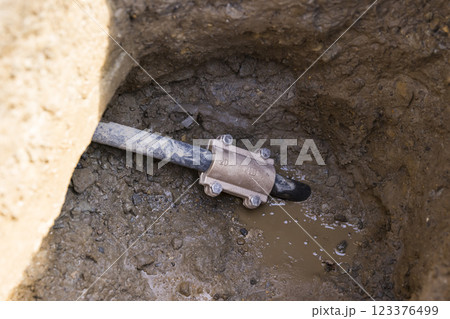 配管を補修バンドで固定するイメージ 123376499