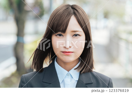 カメラ目線のビジネスウーマン　Business 123376819