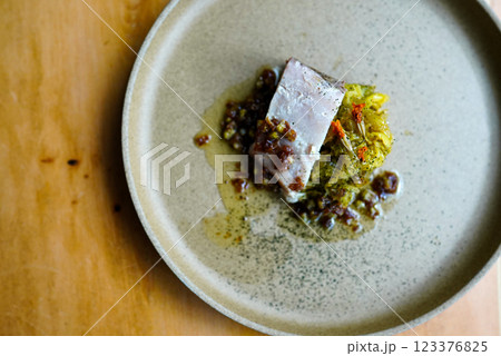 サワラ、キャベツ、蕗のとう、白身魚、春の味覚、フレンチ、和食、創作料理、ガストロノミー、グルメ、レス 123376825