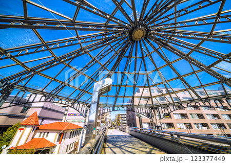 日本の横浜都市景観 横浜市営地下鉄 中川駅(東京都市大横浜キャンパス前)前などを望む 123377449