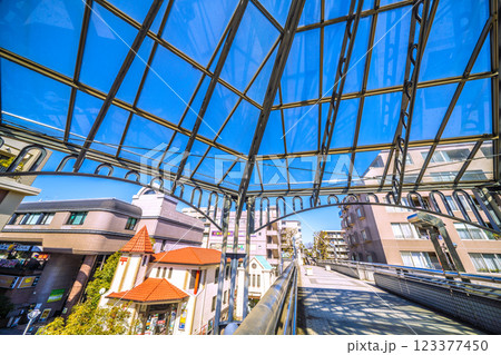 日本の横浜都市景観 横浜市営地下鉄 中川駅(東京都市大横浜キャンパス前)前などを望む 123377450