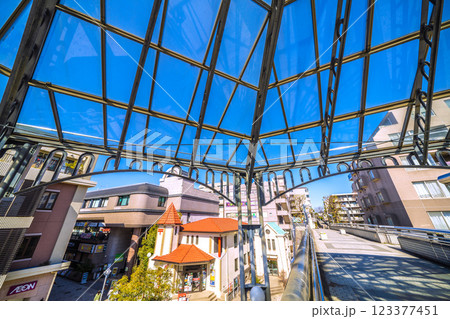 日本の横浜都市景観 横浜市営地下鉄 中川駅(東京都市大横浜キャンパス前)前などを望む 123377451