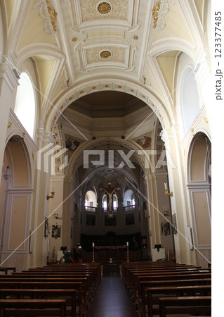 イタリア アルベロベッロの教会の内部 イタリア アルベロベッロの教会の内部 123377485
