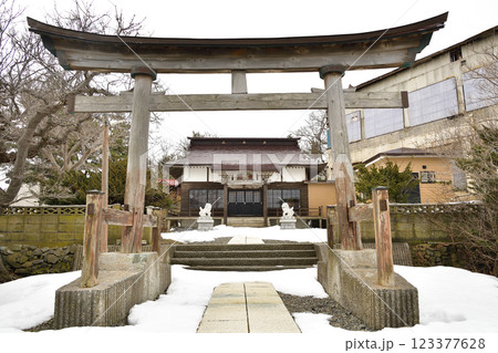 冬の北海道江差町で柏森神社境内の風景を撮影 123377628