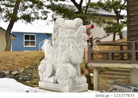 冬の北海道江差町で柏森神社境内の風景を撮影 123377635