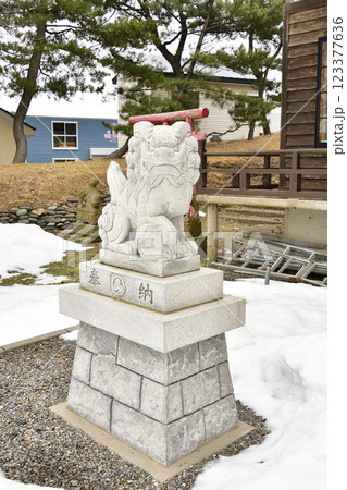 冬の北海道江差町で柏森神社境内の風景を撮影 123377636