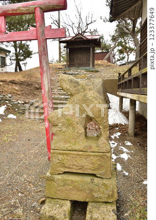 冬の北海道江差町で柏森神社境内の風景を撮影 123377649