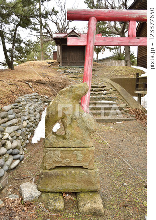 冬の北海道江差町で柏森神社境内の風景を撮影 123377650