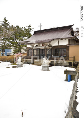 冬の北海道江差町で柏森神社境内の風景を撮影 123377661