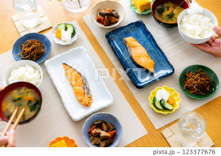 食卓イメージ　朝 123377676