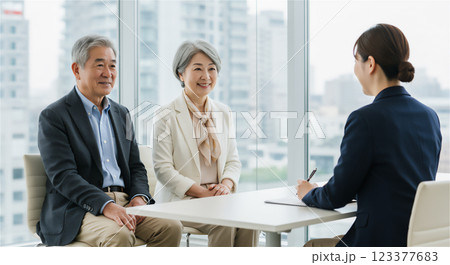 シニア夫婦に説明するビジネスウーマン　保険　終活 123377683