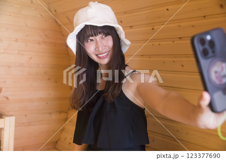 バレルサウナで自撮りをする女性 バレルサウナで自撮りをする女性 123377690