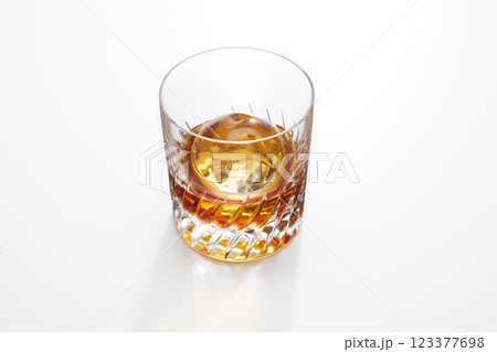 丸い氷のウイスキーロック 123377698
