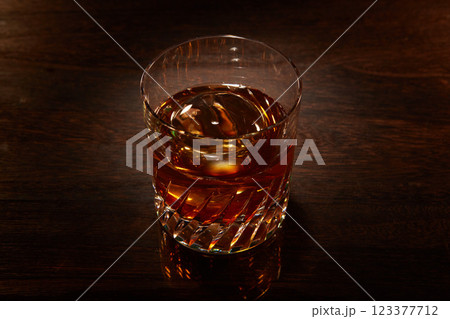 丸い氷のウイスキーロック 123377712