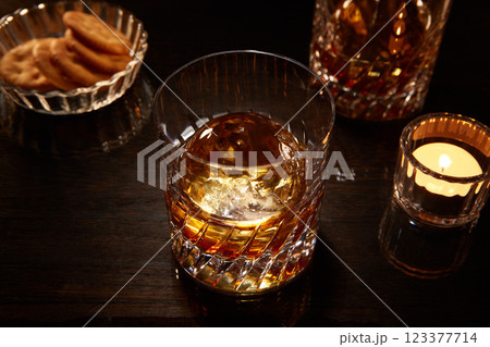 丸い氷のウイスキーロック 123377714