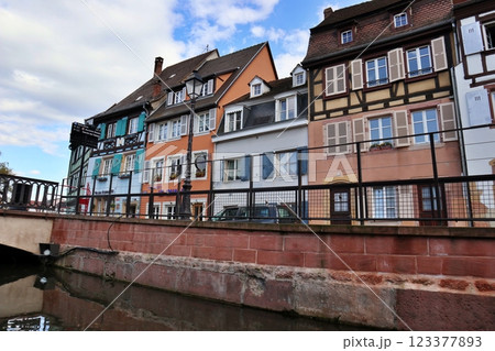 フランス　コルマール　旧市街と運河 123377893