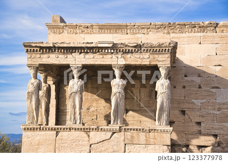 パルテノン神殿内のエレクティオン神殿の威容 123377978