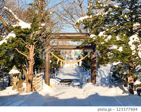 月寒神社 鳥居 札幌市豊平区 冬の夕方 123377984