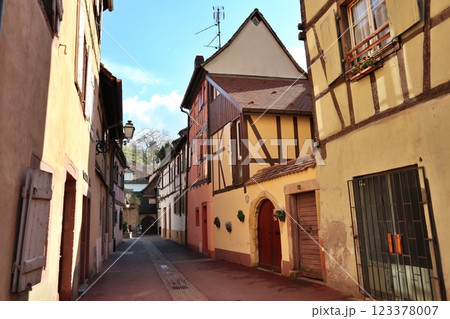 フランス　コルマール　旧市街の街並み 123378007