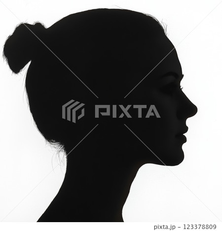 Silhouette of a woman against a bright backgroundのイラスト素材 [123378809 ...