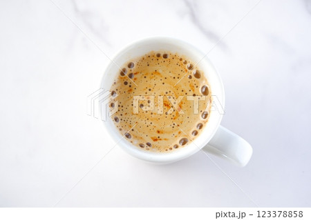 淹れたてのコーヒー（カフェラテ）が入ったマグカップを、真上から俯瞰した画像 123378858