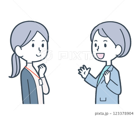 話し合う女性達 123378904